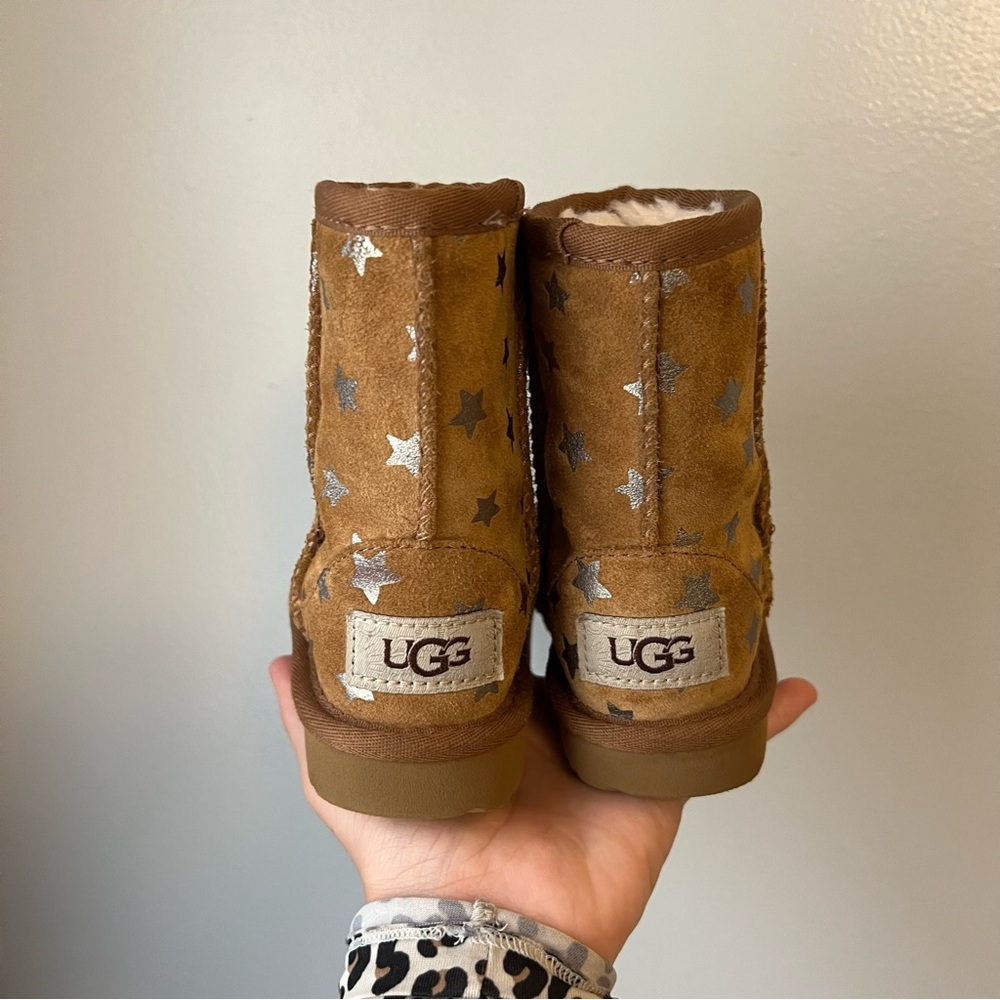 UGG Classic Short II Stars Kids Boots with Metallic Stars | Kids Size 7 - Picture 3 of 6